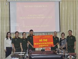 Ban Thanh niên Quân đội thăm, tặng quà đồng bào bị ảnh hưởng thiên tai tại tỉnh Bắc Kạn.